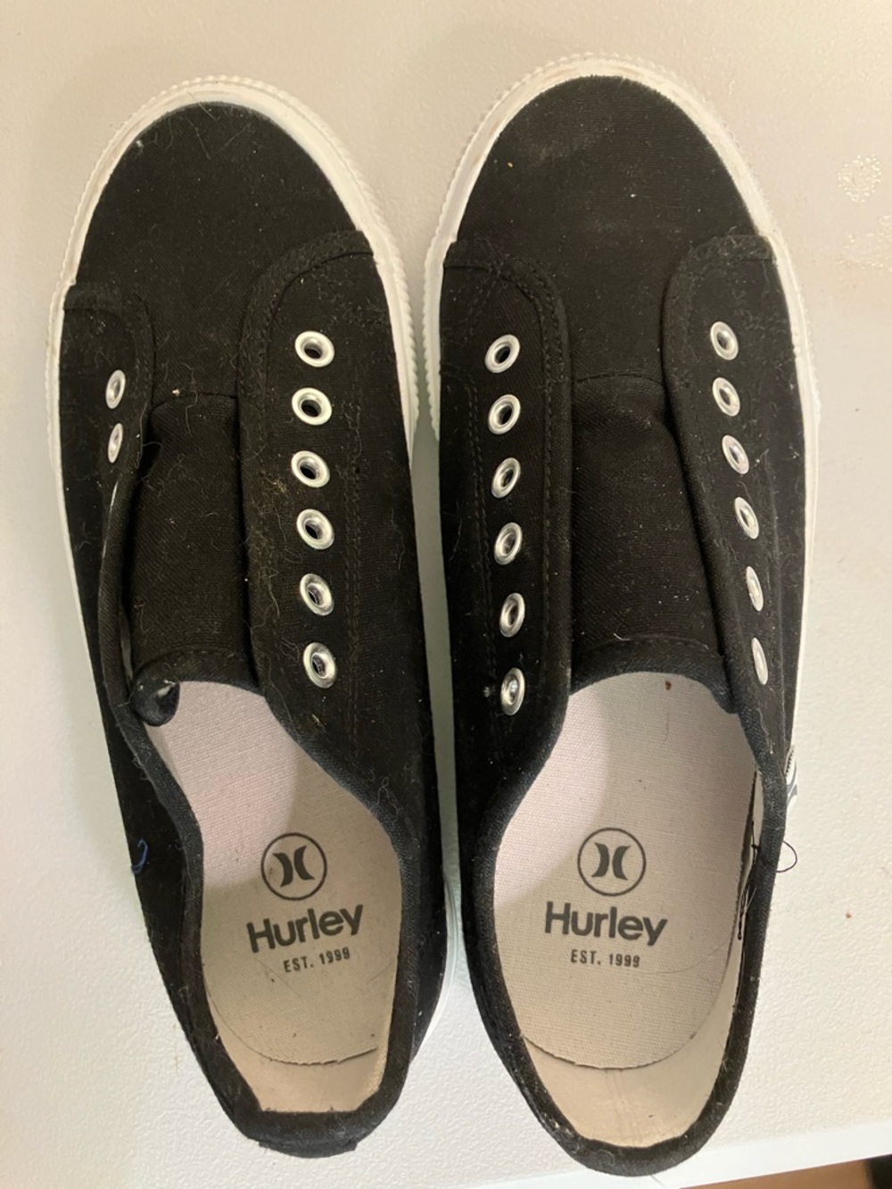 Hurley black size 6 slip-on sneakers
